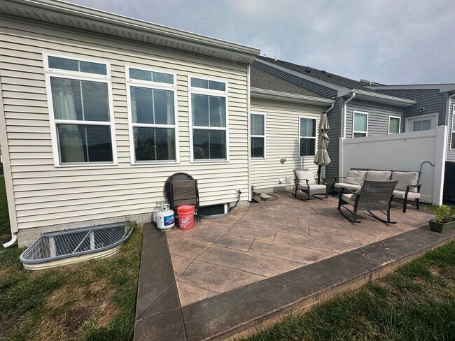 Building Photo - Townhouse in Sunset Glen