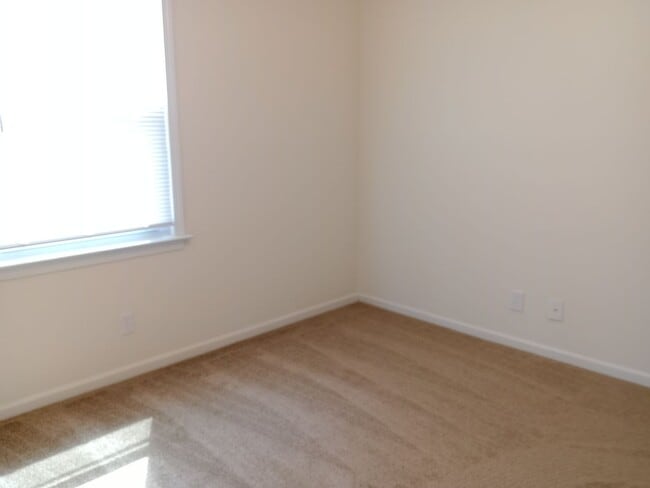 Building Photo - Darling 3 Bedroom Ranch with Fully Fenced ...