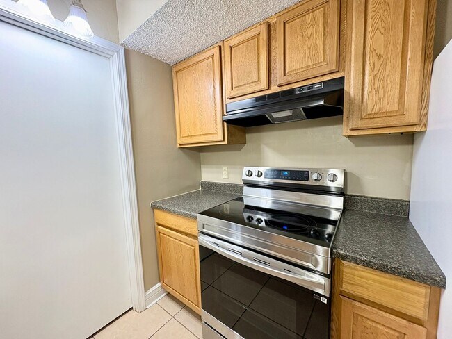 Building Photo - 403 Fox Run Ave