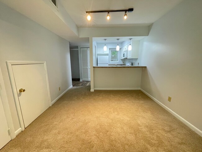 Building Photo - Upper level towh-home style 2br condo in C...