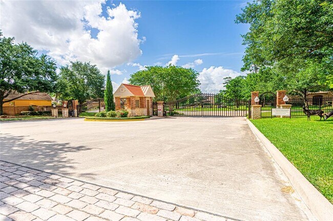 Primary Photo - 2418 Hendricks Lakes Dr