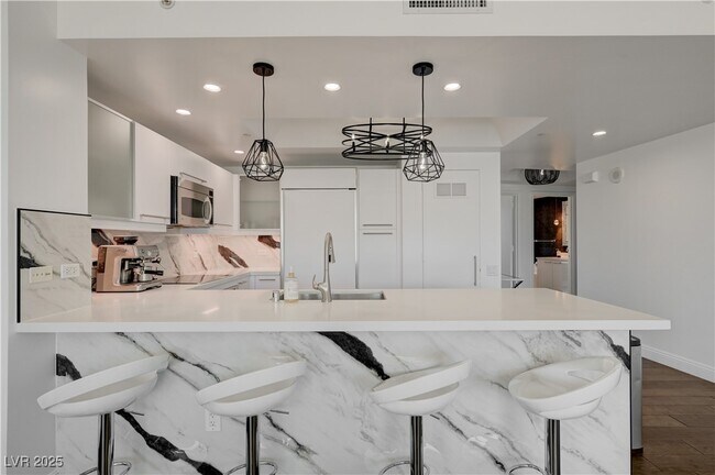 Building Photo - 222 Karen Ave