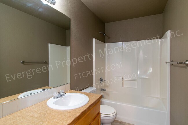 Building Photo - 3 bed, 3 bath Corner Lot in the Maple Hill...