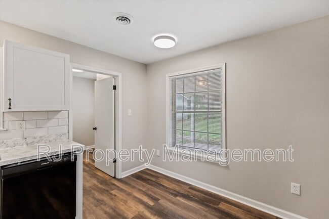 Building Photo - 5773 Redbud Cove