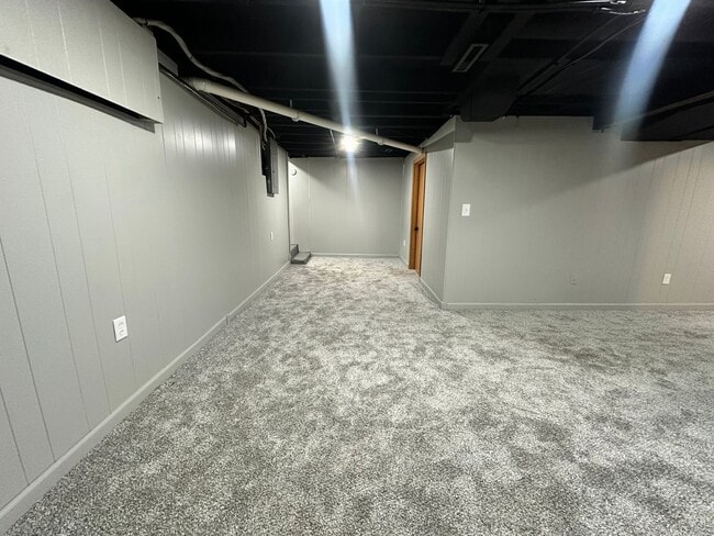 Building Photo - Three Bedroom Three Bath