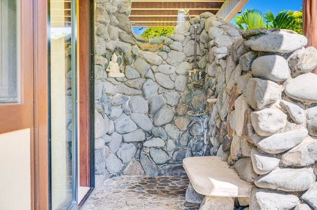 Building Photo - 275 Haumana Rd