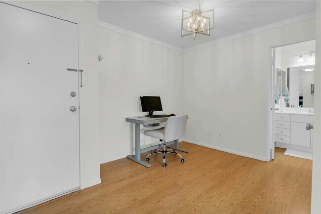 Building Photo - 6924 Hyde Park Dr