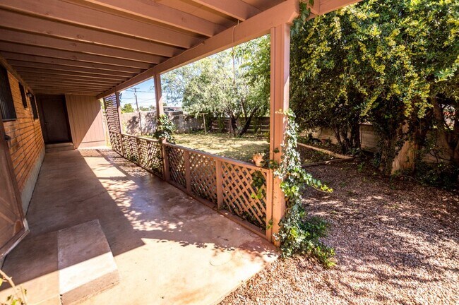 Building Photo - Large Corner Lot Santé Fe Home, Over 1650 ...