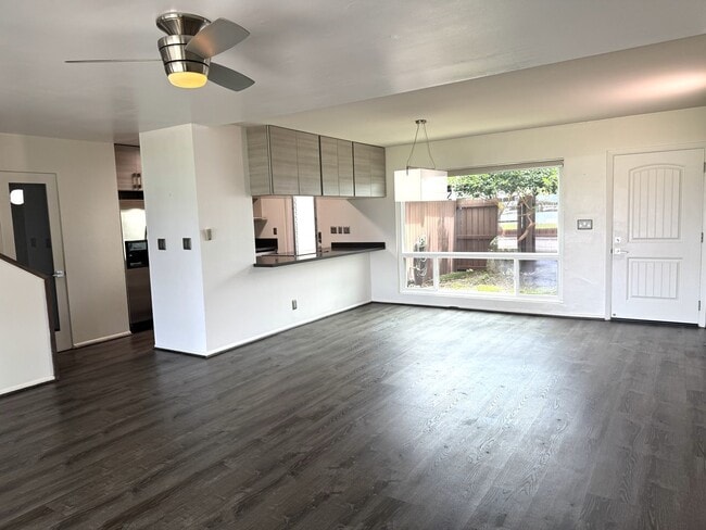 Building Photo - Koko Isle Circle - Renovated 3 bedroom, 2.5 bath townhome with carport