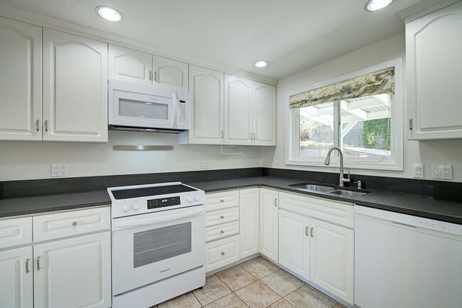 Building Photo - 5Bd/2.25Ba Kirkland Home