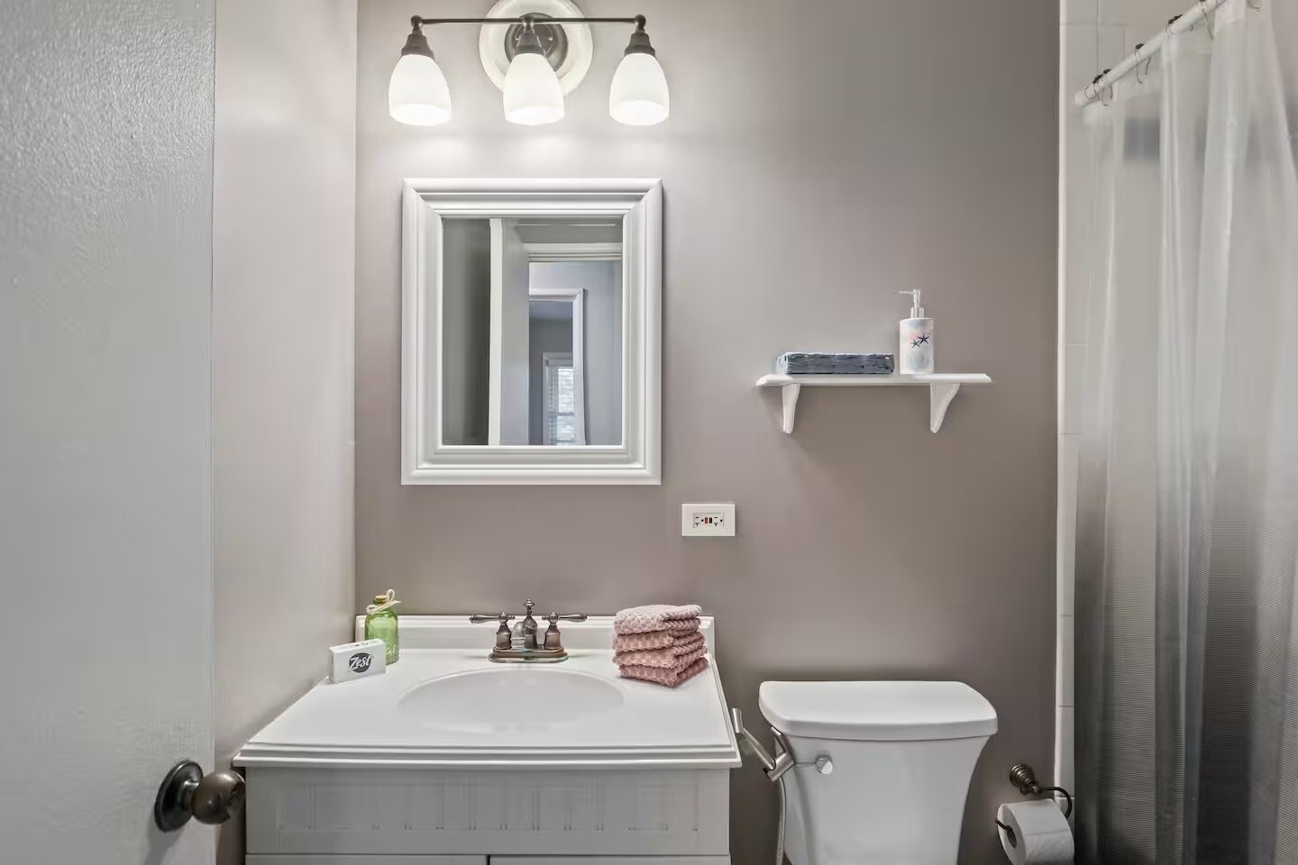 Full bathroom 2 - 1002 Juniper Ln