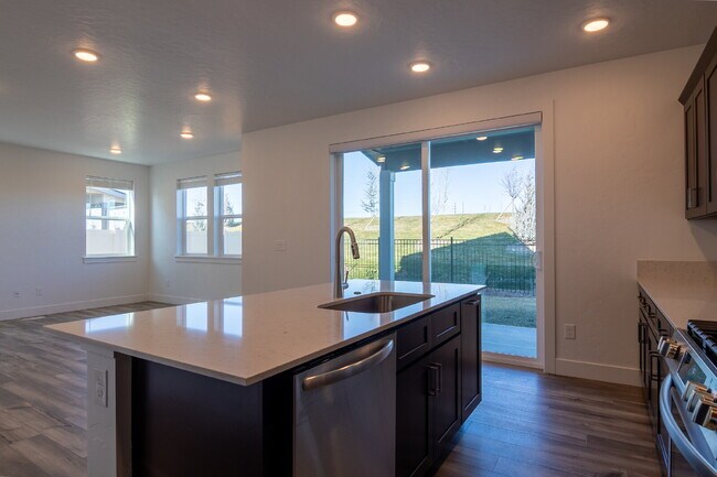Building Photo - "READY NOW! 3-Bed PLUS Office-Townhouse Retreat in Eagle, ID – Spacious Living with 2.5 Baths!"