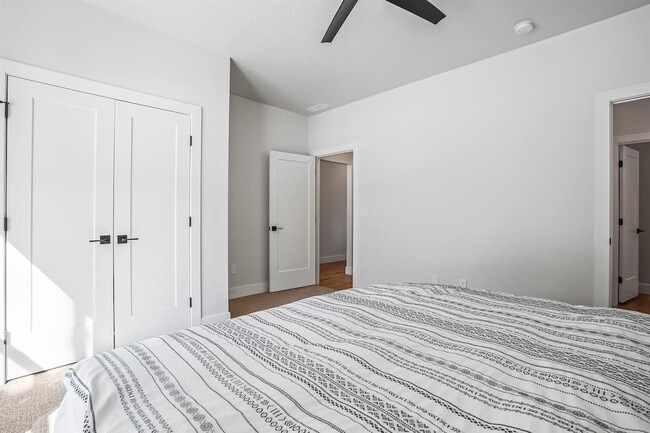 Building Photo - 1013 Yew Wood St