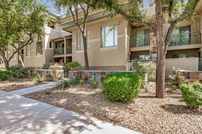 Building Photo - 815 E Rose Ln