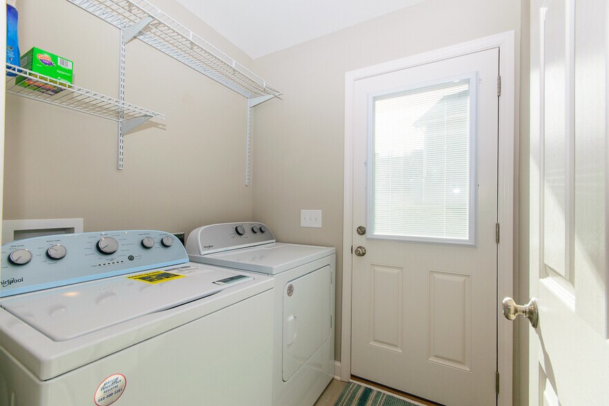 laundry room - 586 Townhomes Pl