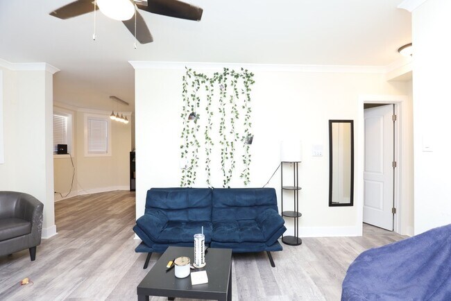 Building Photo - 3839 N Greenview Ave