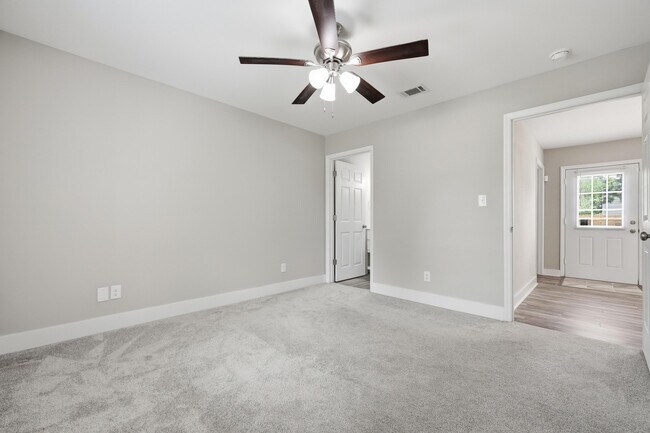 Building Photo - 254 Iris Ln