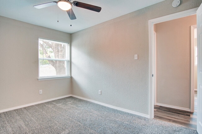 Building Photo - 2402 Ozark Dr