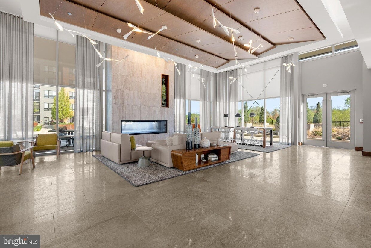 Front lounge with concierge service - 145 Riverhaven Dr