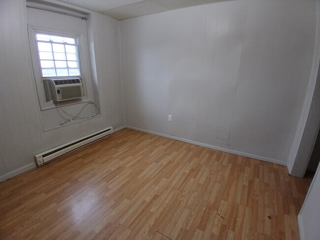 Building Photo - 126 E Main St