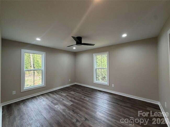 Building Photo - 620 W Bell St