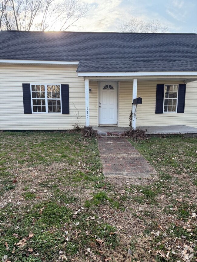 Building Photo - 2 Bedroom 1 Bathroom House