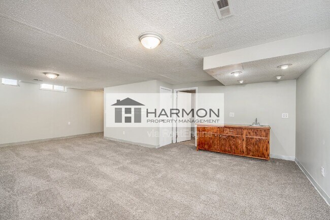 Building Photo - 3153 S Pinecrest Ave