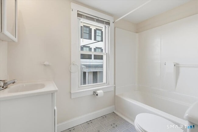 Building Photo - 194 Cherry St