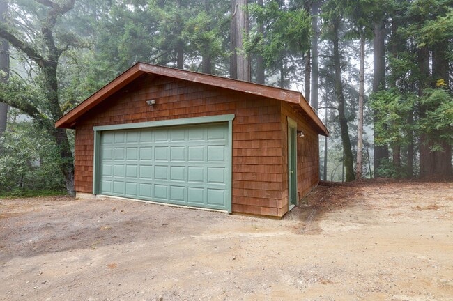 Building Photo - 3 Bed / 2 Bath Woodside home on large lot ...