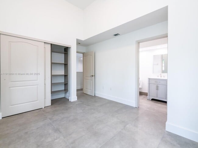 Building Photo - 20729 NE 32nd Ave