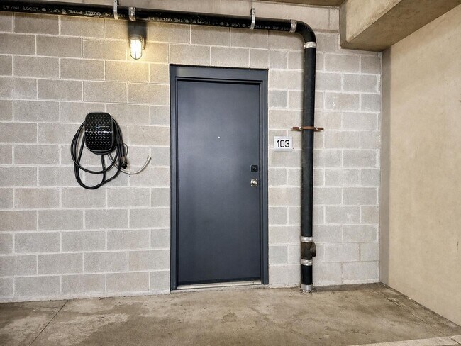 Building Photo - Modern Condo in The Cedars, Dallas with Private Patio | Available for Lease!
