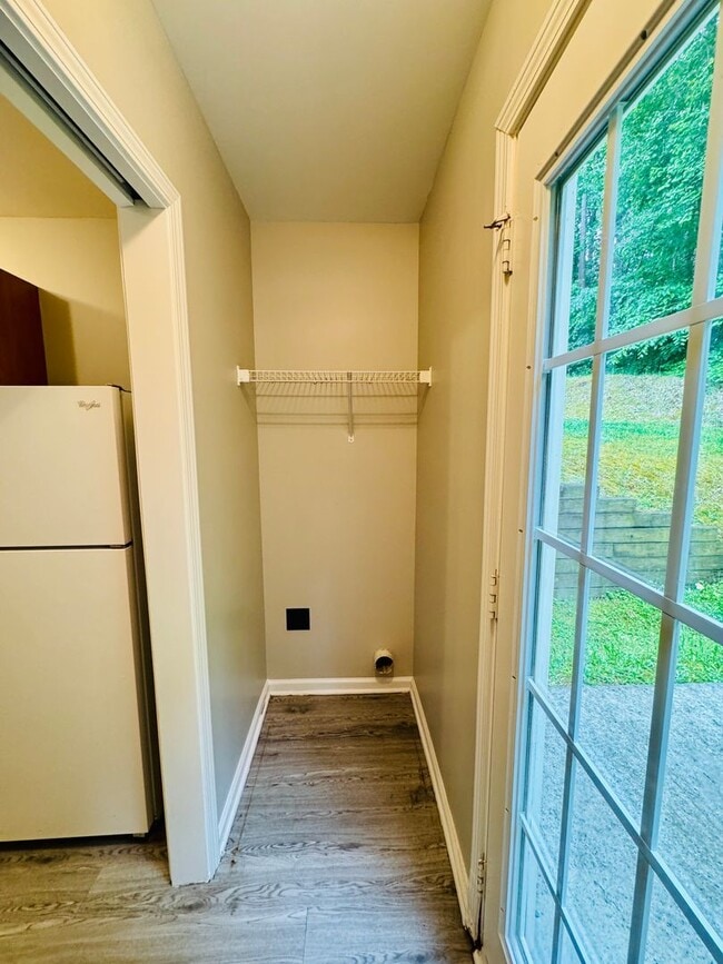 Building Photo - Move-in ready!
