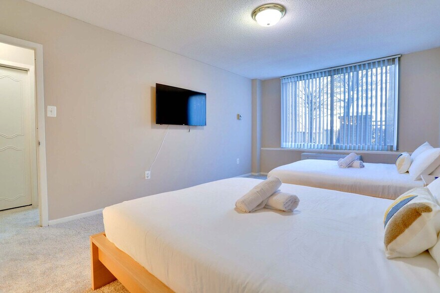 Building Photo - 1600 S Eads St