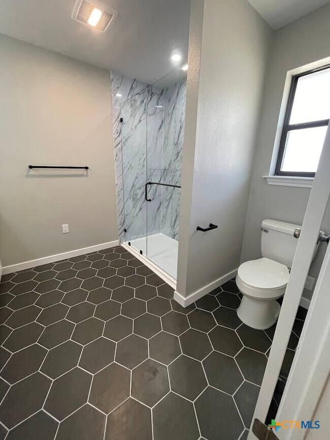 Building Photo - 744 Hill Top Dr