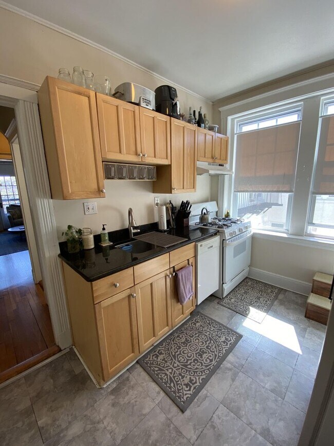 Building Photo - Charming 2-Bed, 1-Bath Available for June 1st - Heat/Hot Water Incl