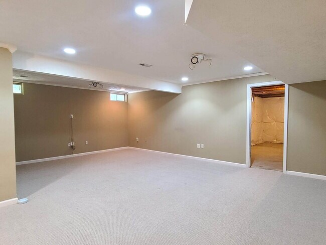 Building Photo - 5 BR, 4 BA Colonial in Lee's Hill