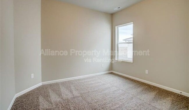 Building Photo - 1168 Solitaire St