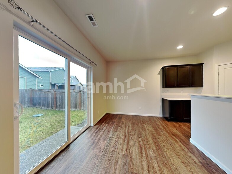 Building Photo - 18946 Lipoma Ave E