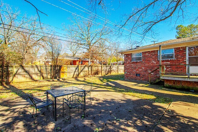 Building Photo - 822 N Coolidge St