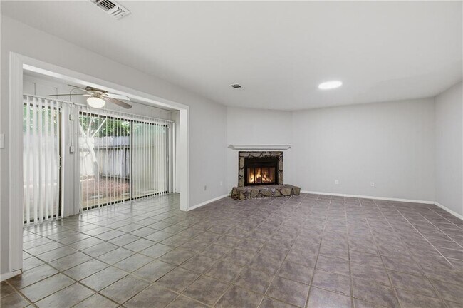 Building Photo - 2183 Surrey Ct
