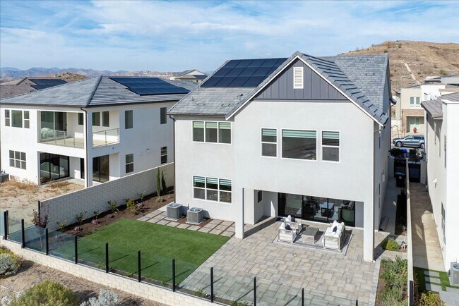 Building Photo - Model-Perfect 5 Bedroom Home in Valencia!