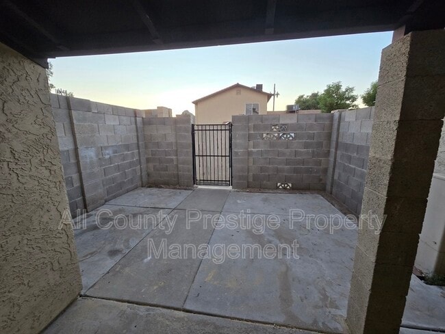 Building Photo - 2434 E Waltann Ln