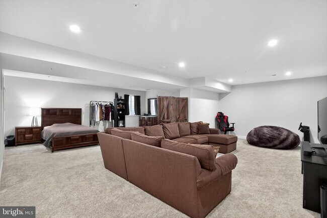 Building Photo - 701 Cascade Way