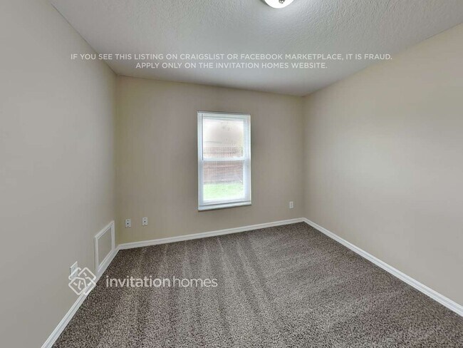 Building Photo - 5816 33rd Dr E