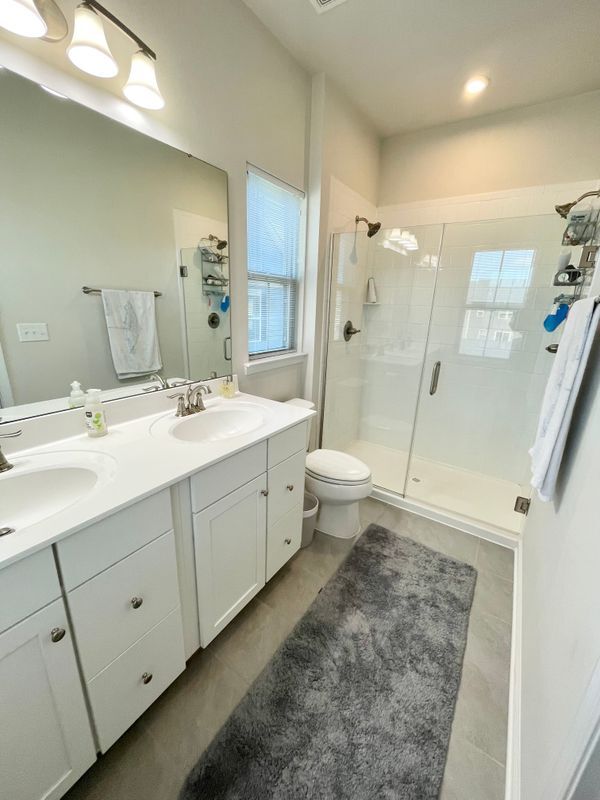 Building Photo - 1904 Glissade Ln