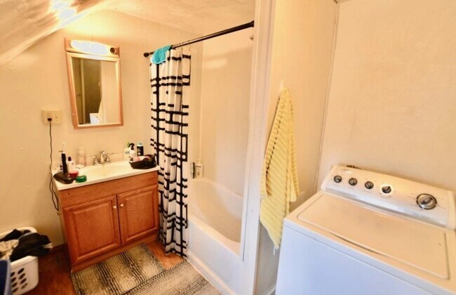 Bathroom 1 - 160 6th St