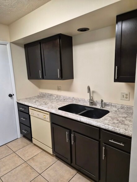 Kitchen - 1600 Northbrook Dr