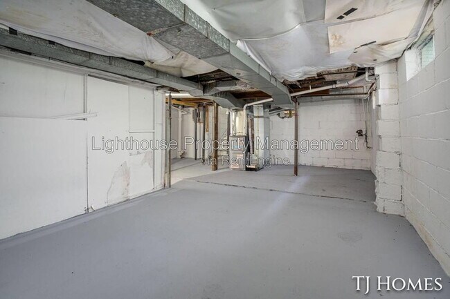 Building Photo - 1468 Jiroch St