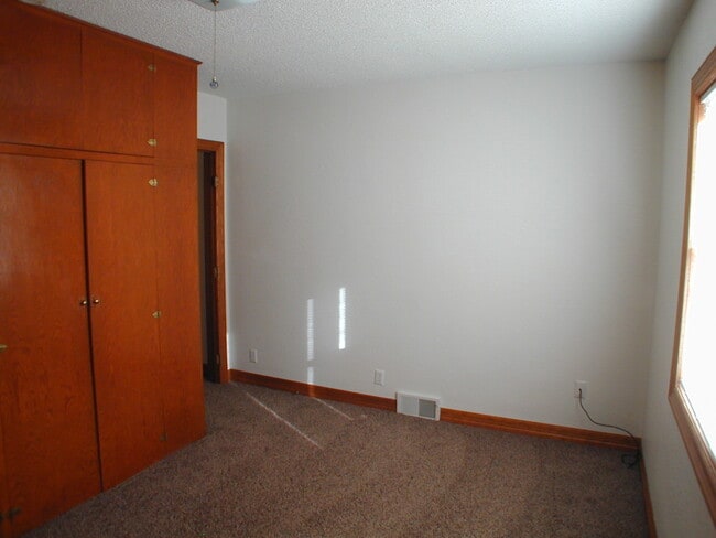 Building Photo - House For Lease