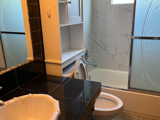 Building Photo - 1647 Lakehills Dr